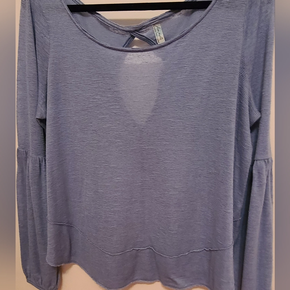 Free people light weight womens long puffy sleeve shirt.